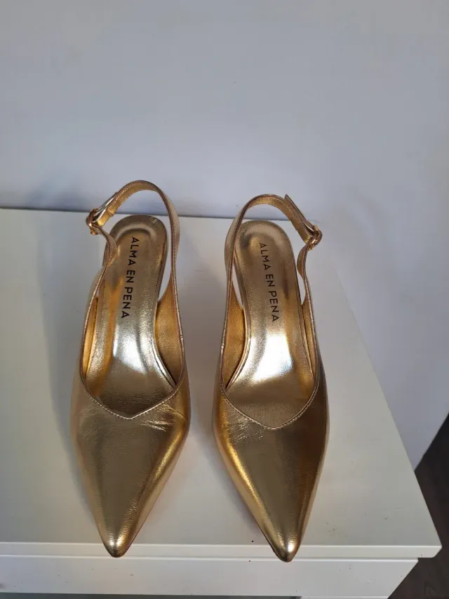 Zapatos Alma en Pena dorados.