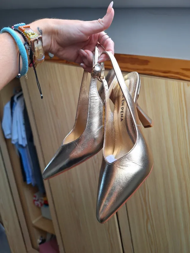 Zapatos Alma en Pena dorados.