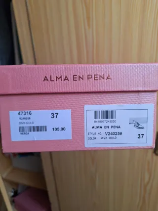 Zapatos Alma en Pena dorados.