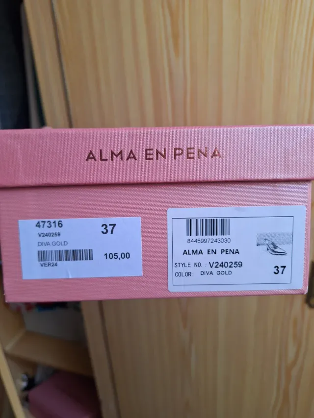 Zapatos Alma en Pena dorados.