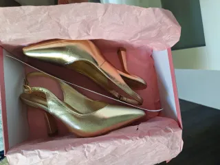 Zapatos Alma en Pena dorados.