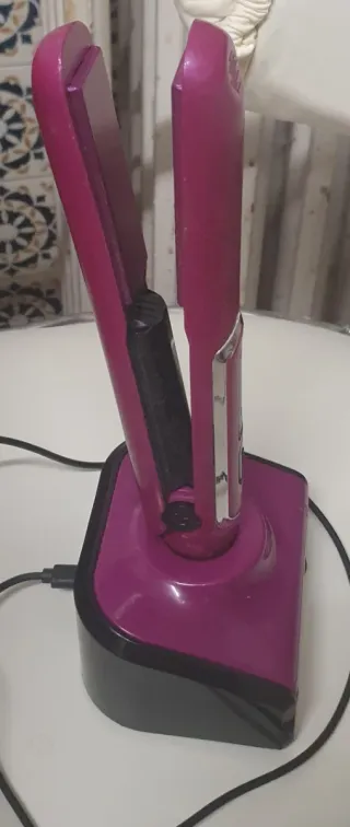 Plancha de pelo inalámbrica rosa + cargador