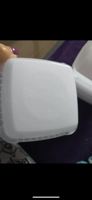 Contenitore in plastica bianco e viola