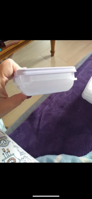 Contenitore in plastica bianco e viola