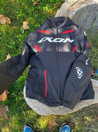 Chaqueta Moto IXON Negra y Roja
