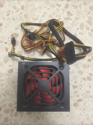 Alimentatore per computer con ventilatore rosso