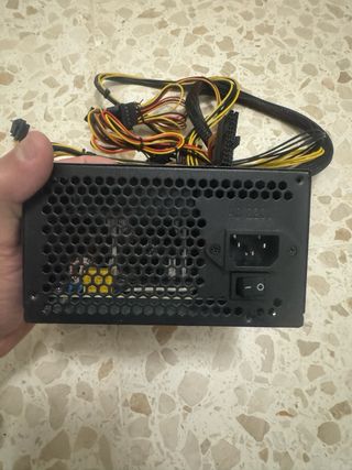 Alimentatore per computer con ventilatore rosso