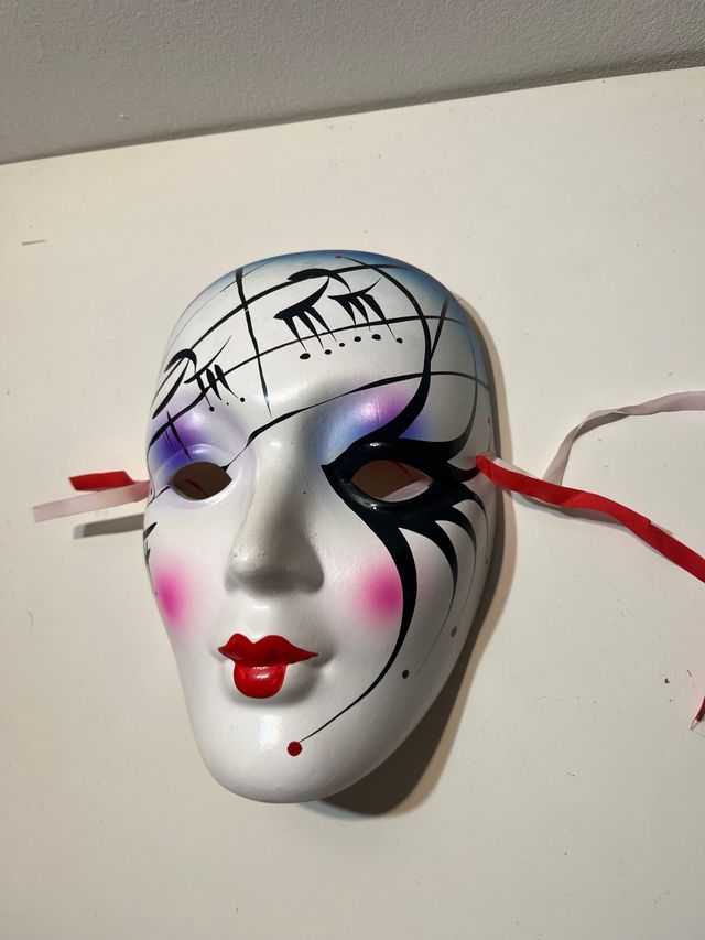 Máscara cerámica decorada