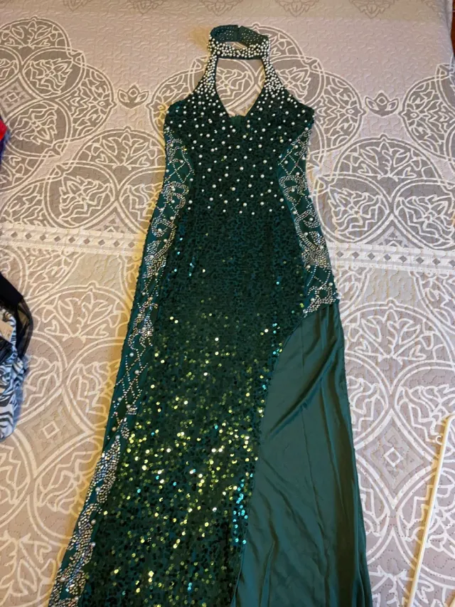 Vestido largo verde con pedrería