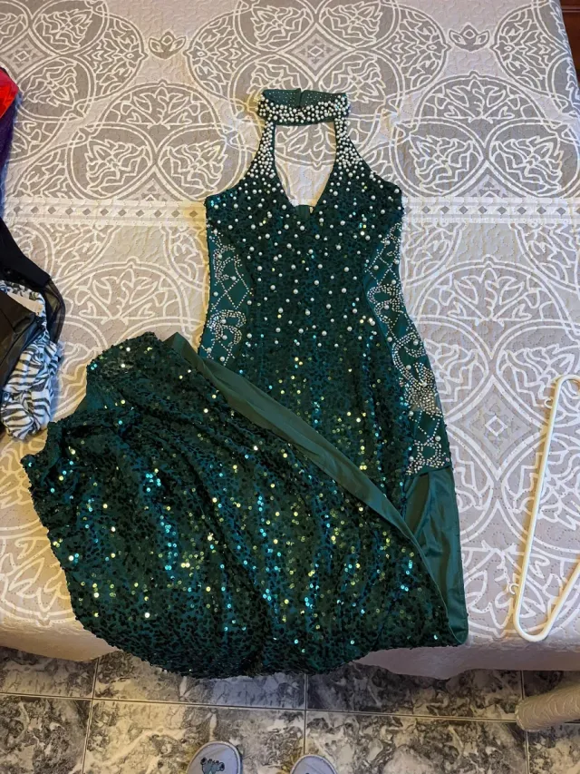 Vestido largo verde con pedrería