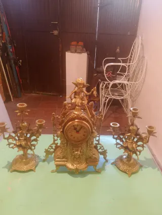 Reloj de sobremesa y candelabros dorados