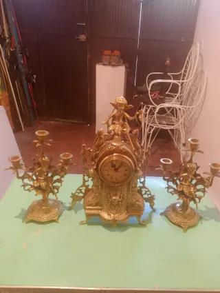 Reloj de sobremesa y candelabros dorados
