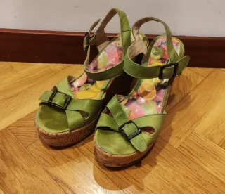 Sandalias de cuero color verde manzana talle 38
