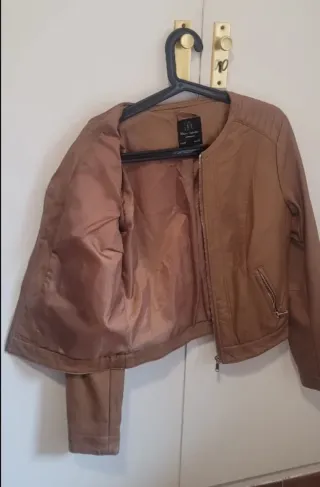Chaqueta efecto cuero marrón
