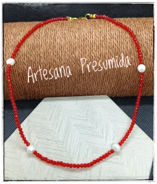 Gargantilla de cristal rojo y perlas