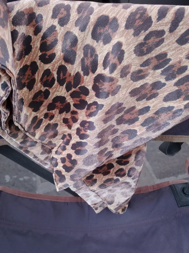 Sciarpa con stampa animalier leopardata