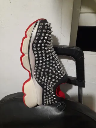 Zapatillas con tachuelas negras y rojas