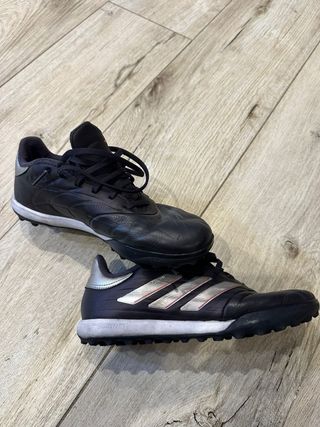 Botas de fútbol negras