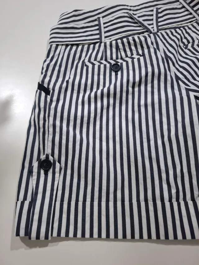 Pantalón corto rayas negro y crudo