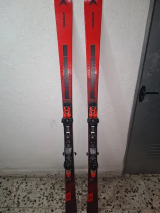 Esquís Atomic Rojos