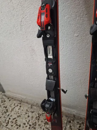 Esquís Atomic Rojos