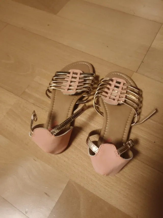 Sandalias doradas y rosas planas