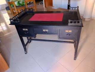 Mesa despacho vintage madera negra y roja