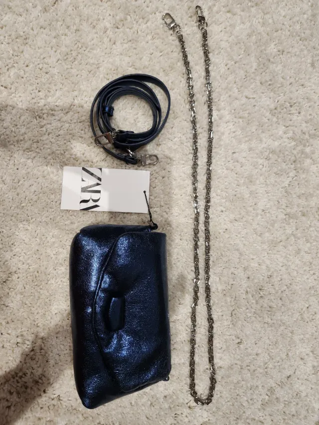 Bolso Zara azul metálico con cadenas