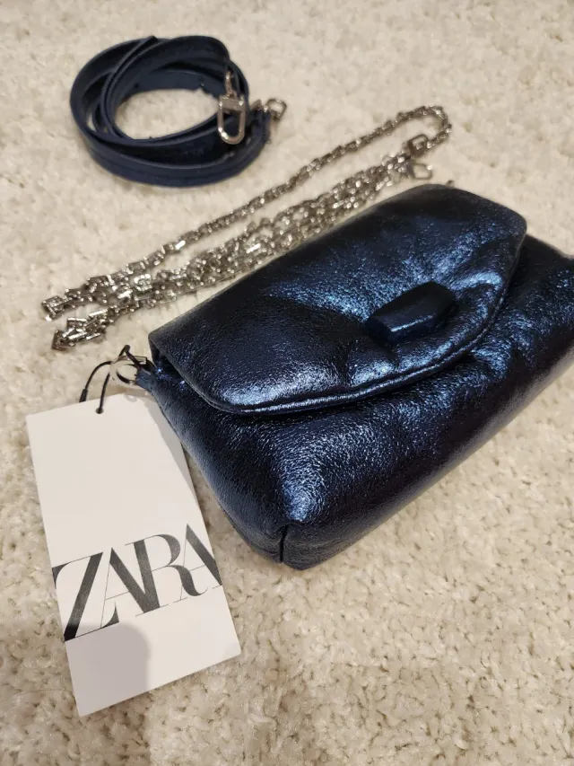 Bolso Zara azul metálico con cadenas