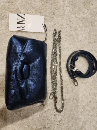 Bolso Zara azul metálico con cadenas