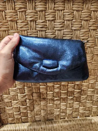 Bolso Zara azul metálico con cadenas