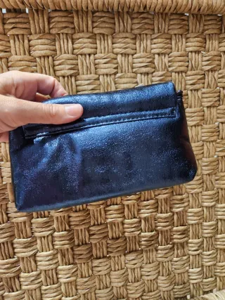 Bolso Zara azul metálico con cadenas