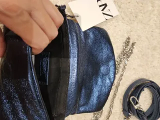 Bolso Zara azul metálico con cadenas