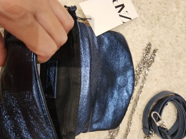 Bolso Zara azul metálico con cadenas