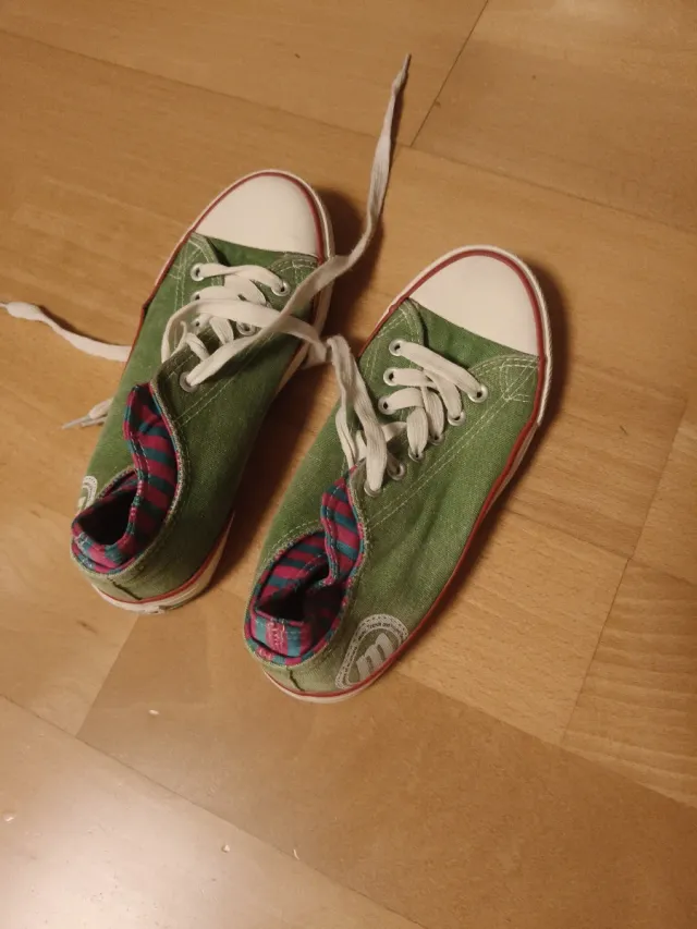 Zapatillas verdes con cordones