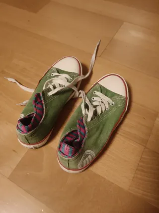 Zapatillas verdes con cordones