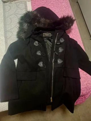 Abrigo negro con capucha y pelo