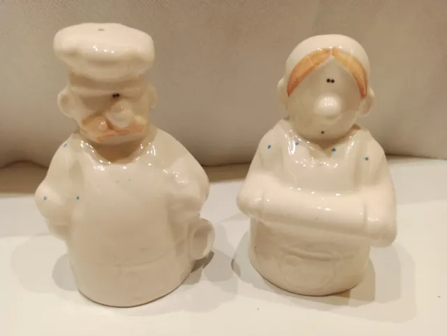 Sale e pepe in ceramica con figure decorative