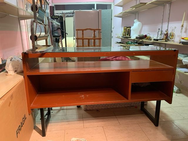 Mostrador de comercio con cristal