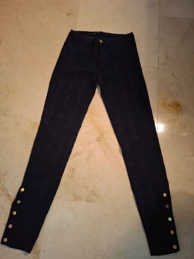 Pantalón negro con botones dorados