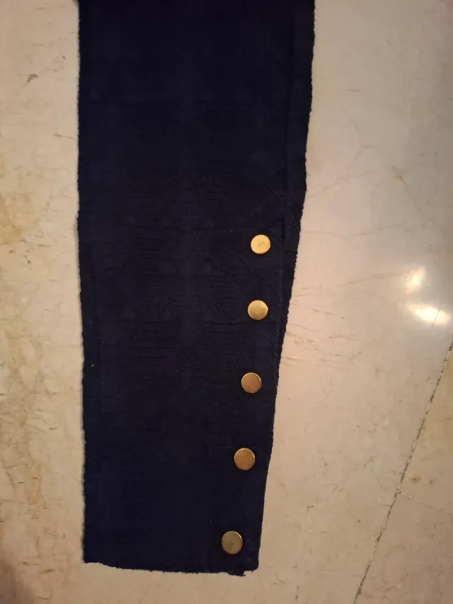Pantalón negro con botones dorados