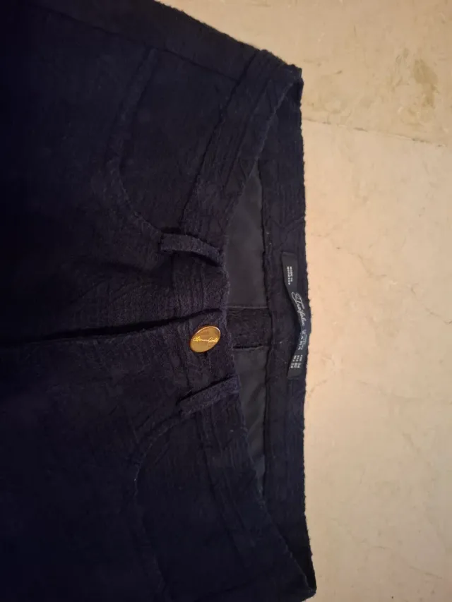 Pantalón negro con botones dorados