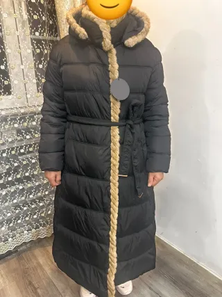 Abrigo largo plumífero con pelo