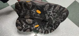 Botas de montaña Merrell grises y negras