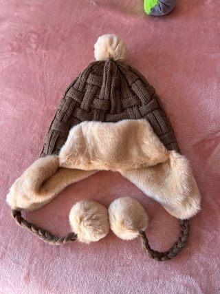 Gorro de invierno con pompón y orejeras