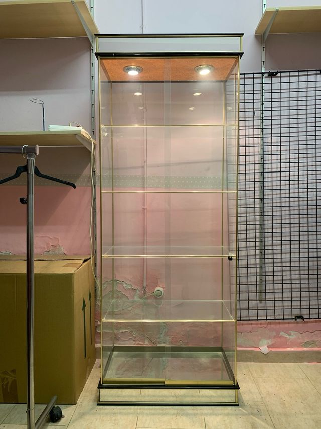 Vitrina de cristal dorada para comercio