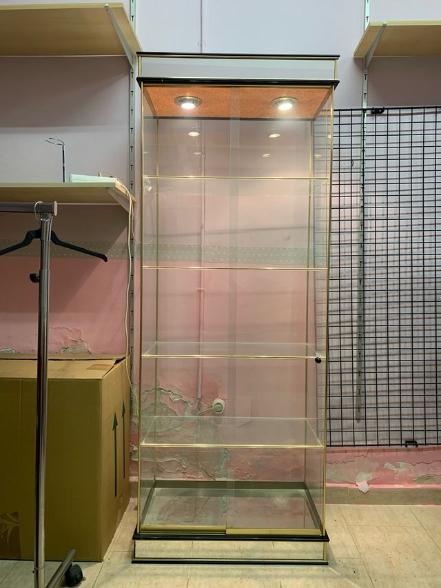 Vitrina de cristal dorada para comercio