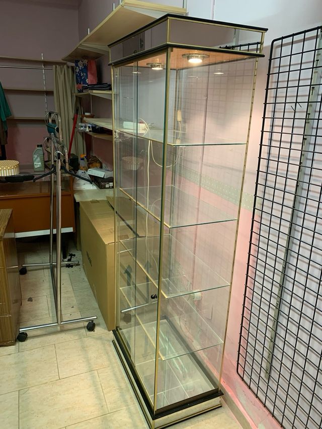 Vitrina de cristal dorada para comercio