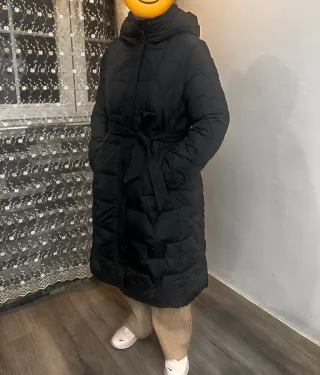 Abrigo largo negro con cinturón