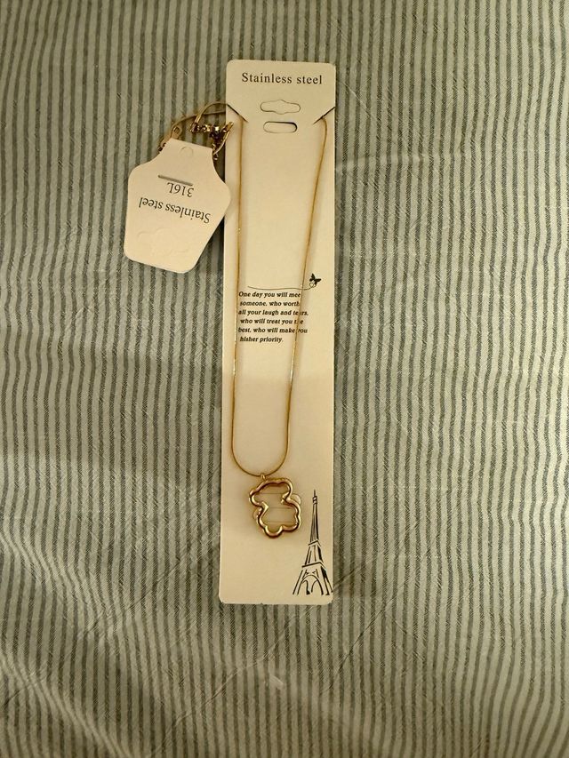 2 Collar dorado, uno de lágrima y otro de oso